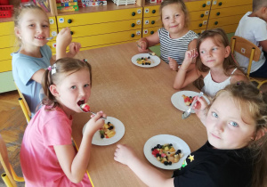 Przedszkolaki podczas posiłku